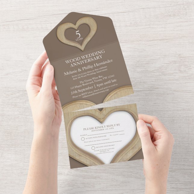 Invitation Tout En Un 5e anniversaire de mariage en bois coeur marron (Déchirure)