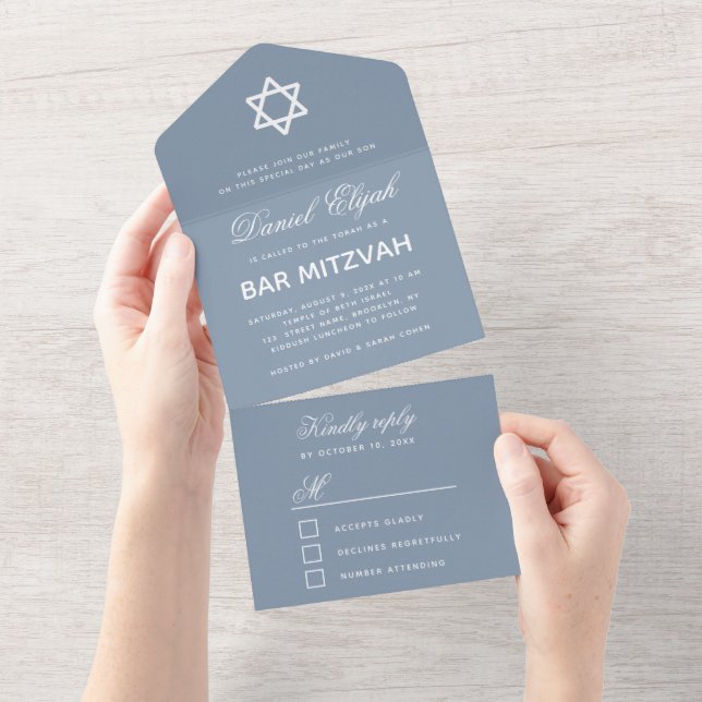 Invitation Tout En Un Bar Mitzvah Moderne Dusty Bleu Simple Blanc Script (Déchirure)