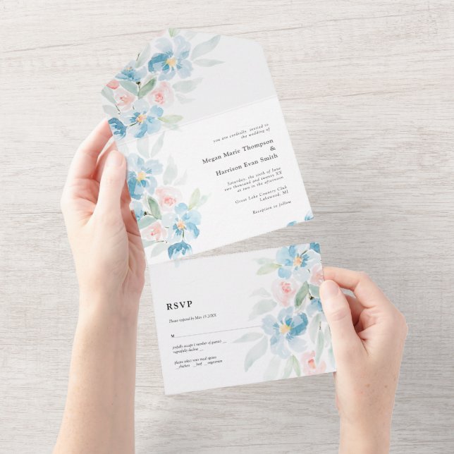 Invitation Tout En Un Beaux roses blush aquarelle et fleurs bleues  (Déchirure)