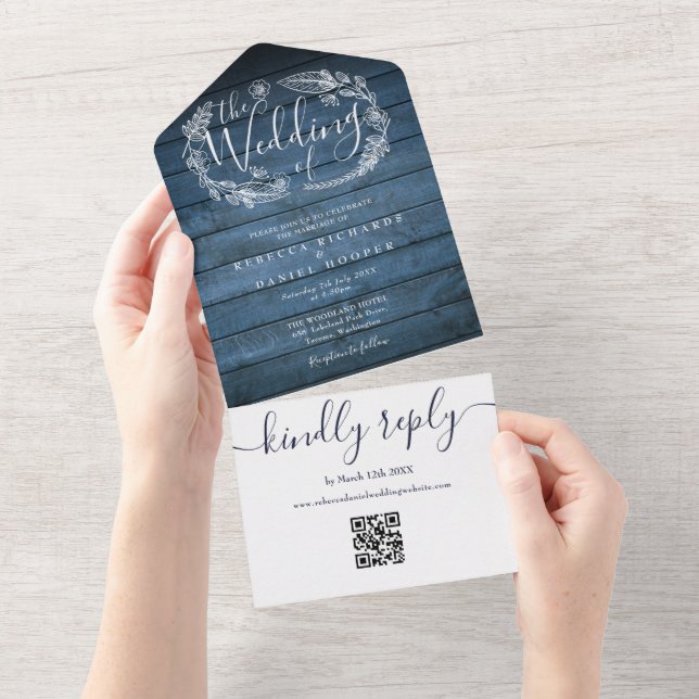 Invitation Tout En Un Blue Rustic Wood QR Code Monogramme Floral Mariage (Déchirure)