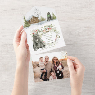 Invitation Tout En Un Cabane rouge dans les bois avec un ours   Photo de