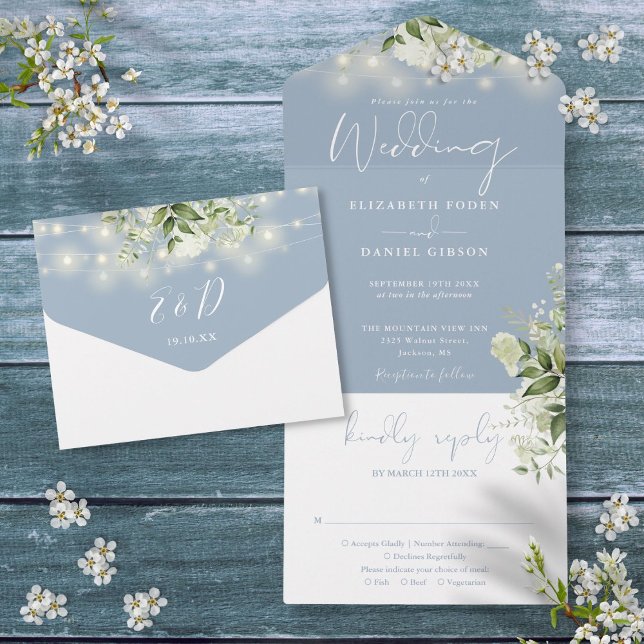 Invitation Tout En Un Dusty Blue String Lumières Verdure Monogramme Mari (Dusty Blue String Lights Greenery Monogram Wedding All In One Invitation)