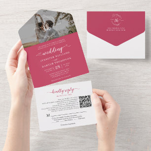 Invitation Tout En Un Élégant Magenta Monogramme QR Code Mariage photo