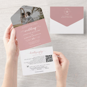 Invitation Tout En Un Élégant monogramme rose Dusty Code QR Code Mariage