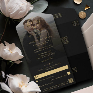 Invitation Tout En Un Élégant noir et or Monogramme Wreath Mariage photo