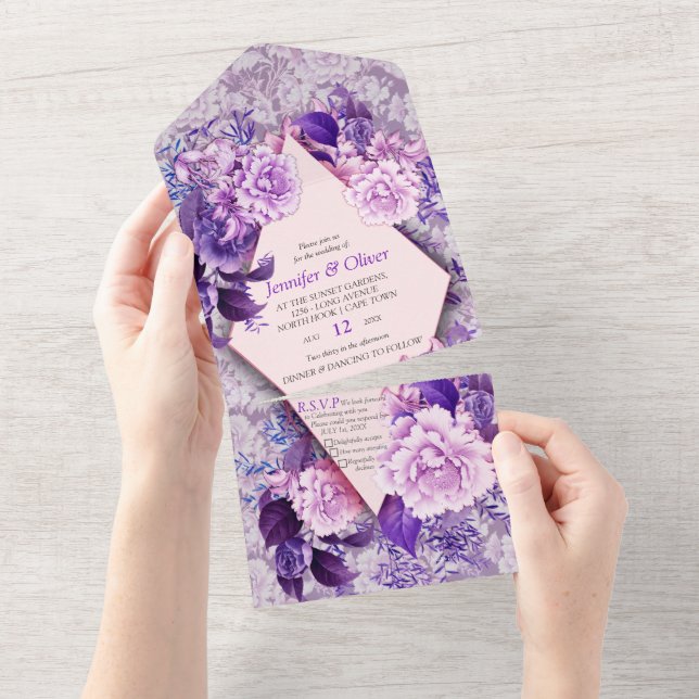 Invitation Tout En Un Fleurs de rose blanche sur papier motif violet (Déchirure)