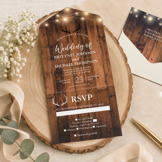 Invitation Tout En Un Lumières à cordes de bois rustique et bois de cerf (Rustic Wood String Light Wedding invitations are designed with an easy-to-tear-off perforated RSVP)