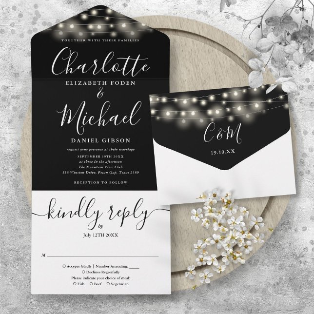 Invitation Tout En Un Mariage De Script Chic Noir Et Blanc (Black And White String Lights Chic Script Wedding All In One Invitation)