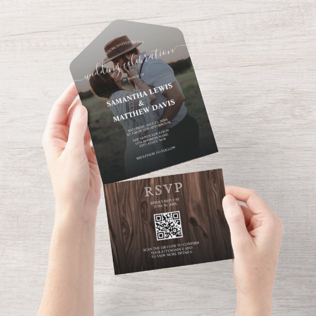 Invitation Tout En Un Moderne Rustique Bois extérieur Mariage QR Code (Déchirure)
