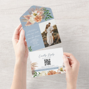 Invitation Tout En Un Pêche florale et Mariage bleu poussiéreux
