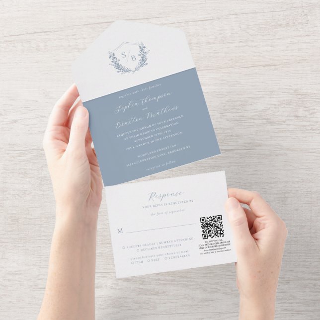 Invitation Tout En Un QR Code Floral Dusty Blue Crest Monogram Mariage (Déchirure)