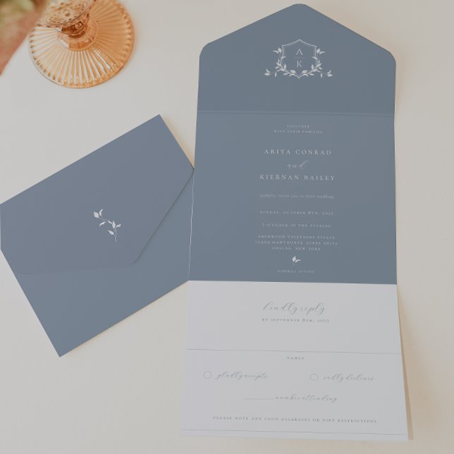 Invitation Tout En Un Vins intemporels Dusty Blue Monogram Mariage Crest (Créateur téléchargé)