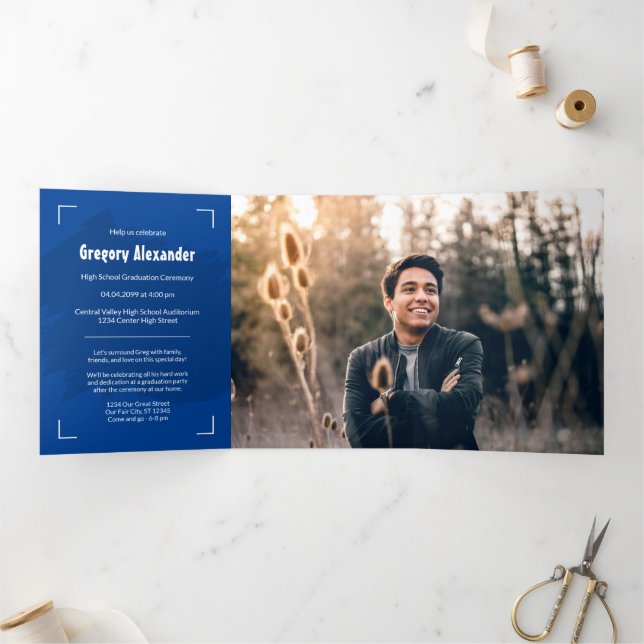Invitation Trois Volets Bleu Edgy Abstrait Brushstroke Photo Graduation (Intérieur)