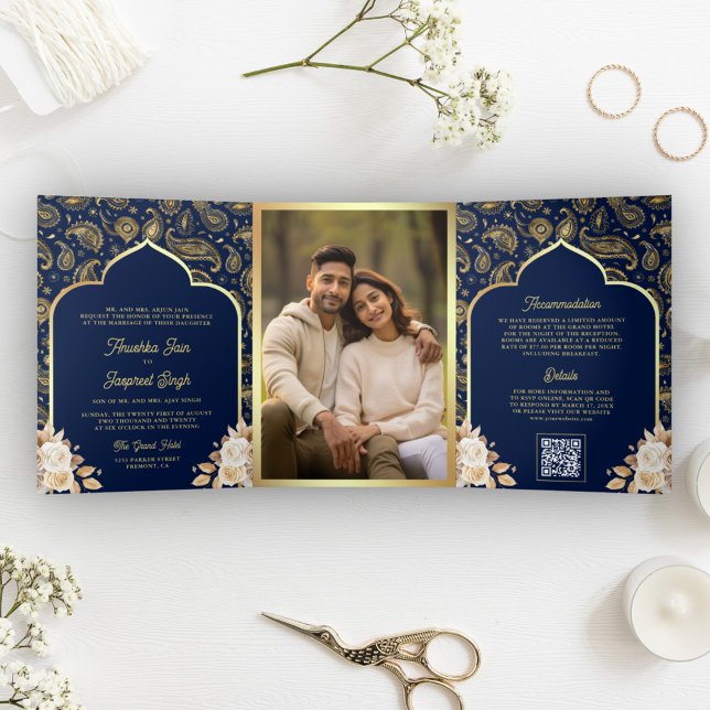 Invitation Trois Volets Blue Gold Paisley Floral QR Code Mariage indien (Créateur téléchargé)