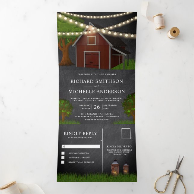 Invitation Trois Volets Chalkboard Farm Red Barn String Lights Mariage (Intérieur)
