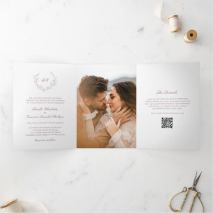 Invitation Trois Volets Code QR Monogramme Couronne Mauve Mariage Élégant