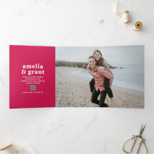 Invitation Trois Volets Code QR Rose Chaud Police Rétro Photo Mariage Mode