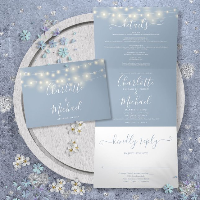Invitation Trois Volets Dusty Blue String Lights Script Monogramme Mariage (Dusty Blue String Lights Script Monogram Wedding Tri-Fold Invitation)