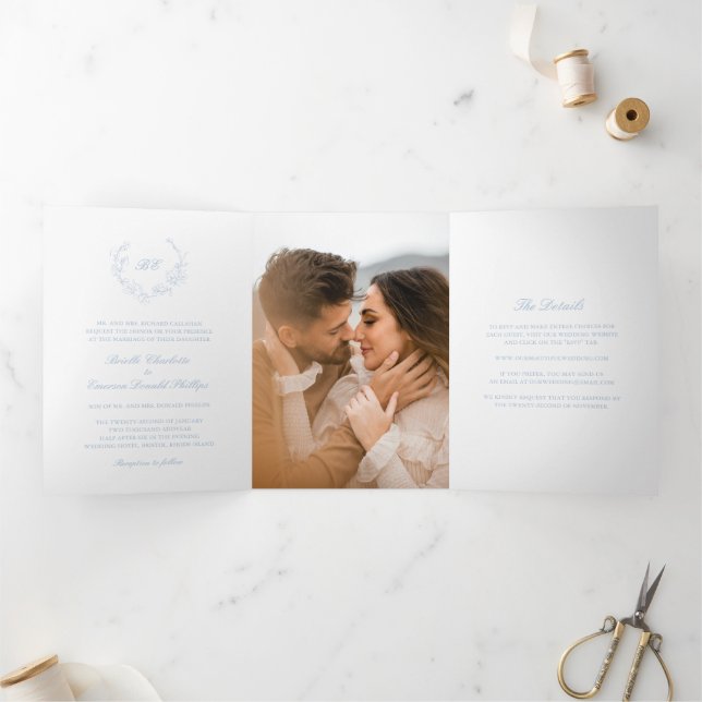 Invitation Trois Volets Dusty Blue Wreath Monogramme Mariage élégant (Intérieur)