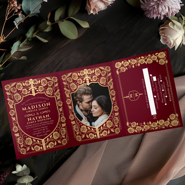 Invitation Trois Volets Gold Red Sword Shield Imaginaire médiéval Mariage (Créateur téléchargé)
