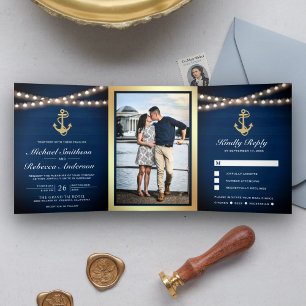 Invitation Trois Volets Mariage avec lumières d'ancre dorées sur bois bleu