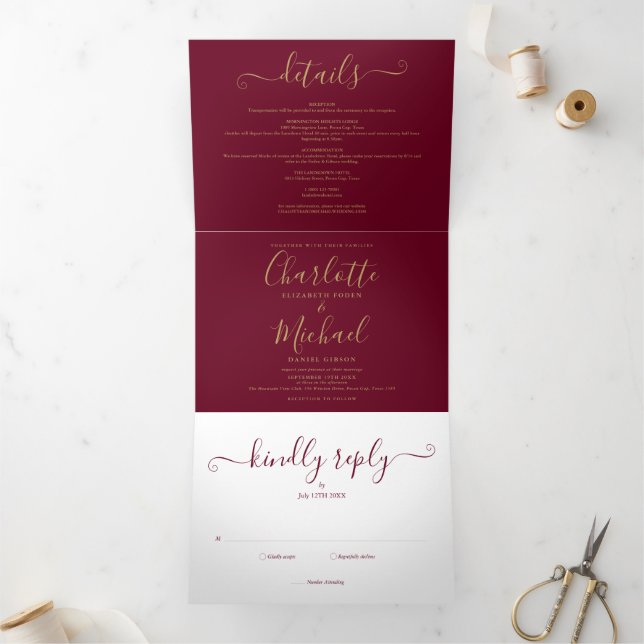 Invitation Trois Volets Mariage de monogramme de script or Burgundy Elegan (Intérieur)