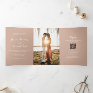 Invitation Trois Volets Mariage Moderne Terreux Neutre Code QR Simple