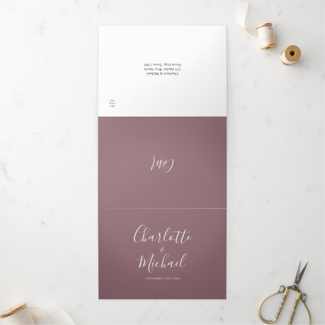 Invitation Trois Volets Mauve Modern Script Monogramme Mariage photo (Extérieur)