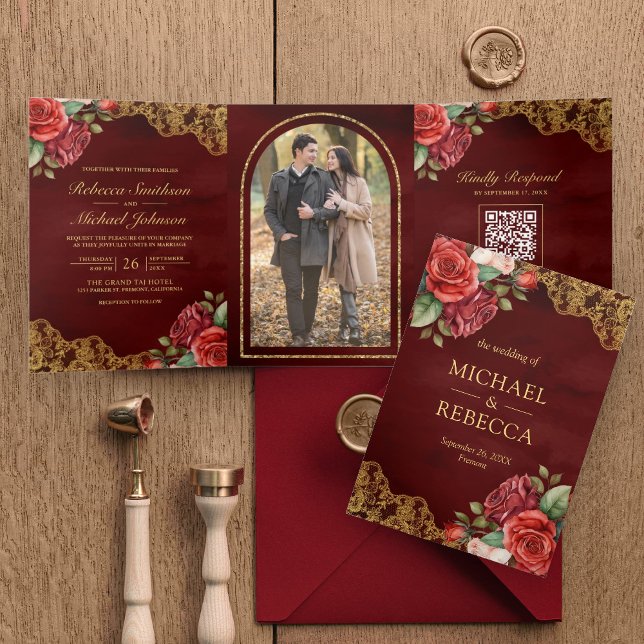 Invitation Trois Volets Red Roses Gold Lace Maroon QR Code Mariage photo (Créateur téléchargé)