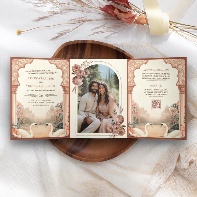 Invitation Trois Volets Russe Boho Earthy Floral Mariage de cygne indien (Créateur téléchargé)