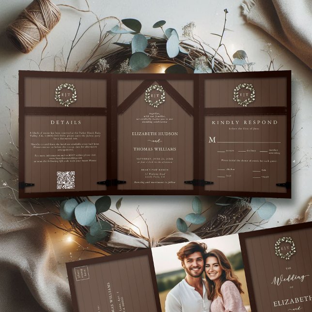 Invitation Trois Volets Rustique Grange Bois Eucalyptus Crest Mariage offi (rustic barn wedding invitation all in one eucalyptus crest dark wood country cottage farm formal)