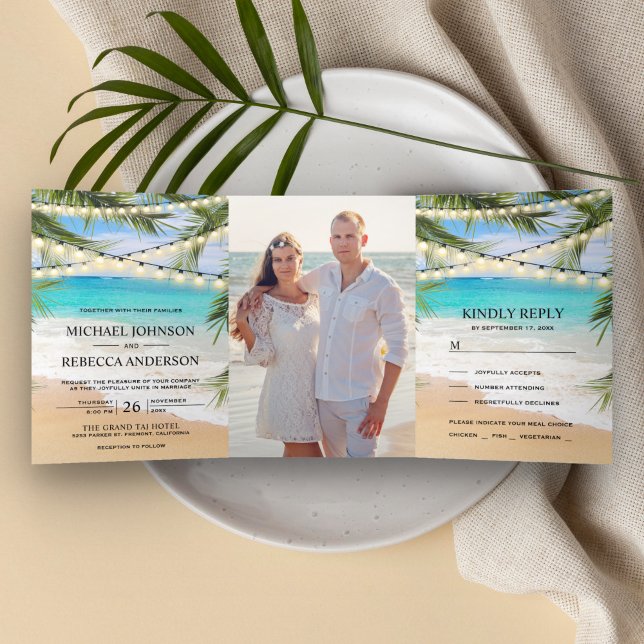 Invitation Trois Volets Tropical Beach Palm Feuille String Lights Mariage (Créateur téléchargé)