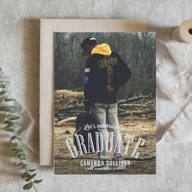Invitation Typographie de superposition blanche Diplôme de ph (Customizable class of 2025 photo graduation invitation featuring vintage lettering. )