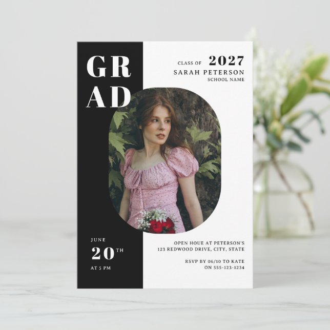 Invitation Typographie noir & blanc moderne Diplôme photo (Debout devant)