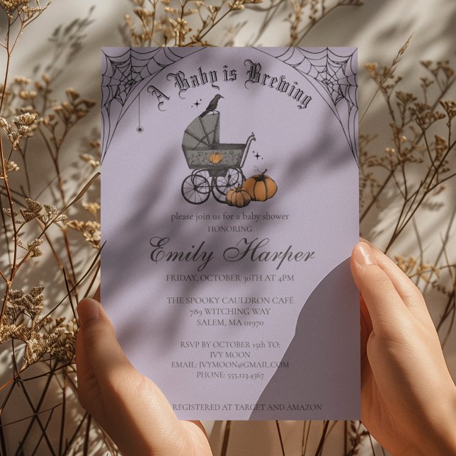 Invitation Un bébé brasse un Baby shower gothique violet (Gothic Halloween Baby Shower Invitation in Purple. Vintage Baby Carriage, Pumpkins, Webs, Raven)