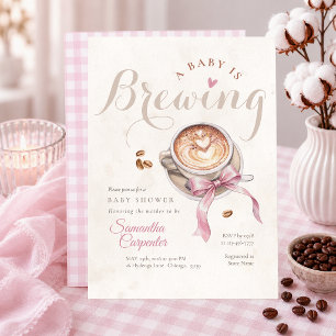 Invitation Un bébé prépare du café noeud rose bébé shower