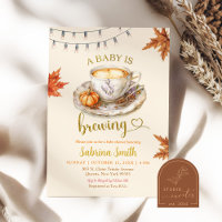 Un bébé prépare un café Fête de bébé avec feuilles