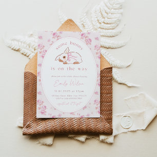 Invitation Un lapin est sur le chemin Baby shower Invitation.