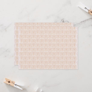 Invitation un motif à damiers beige et blanc sur une banquett