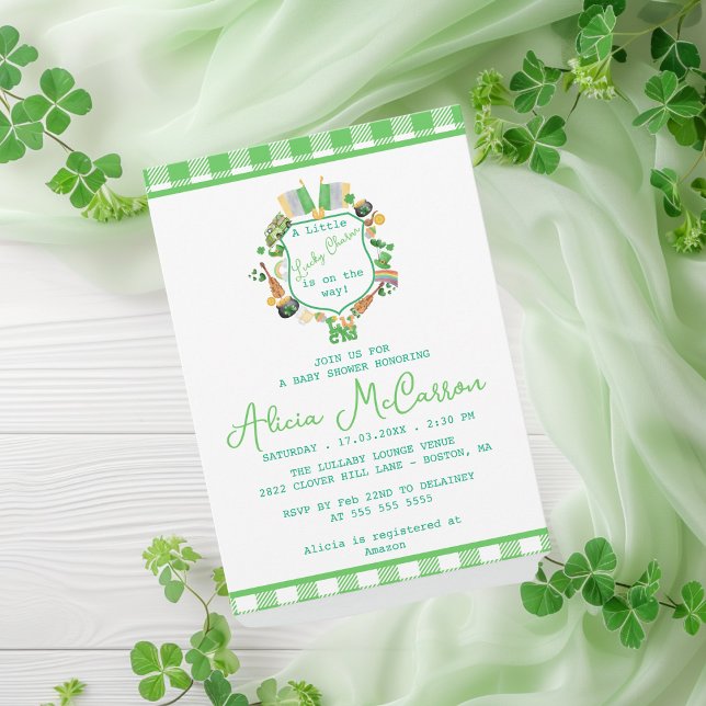 Invitation Un petit charme chanceux est sur la route Crest bé (A Little Lucky Charm Is on the Way Crest baby Invitation)