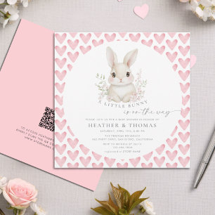 Invitation Un petit code QR rose de bébé lapin pour une baby