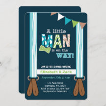 Un petit homme suspend l'invitation au Baby shower