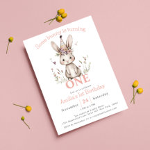 Un petit lapin fête son premier anniversaire avec
