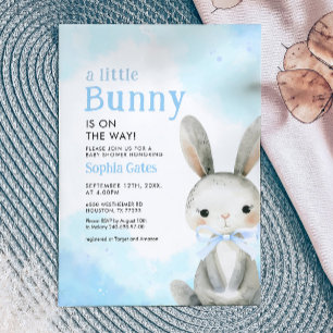 Invitation Un petit lapin se trouve sur le Baby shower Way Bo