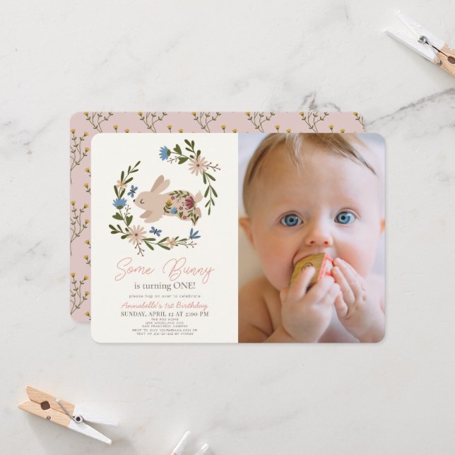 Invitation Une couronne de lapin floral 1er anniversaire Phot (Devant/Arrière en situation)