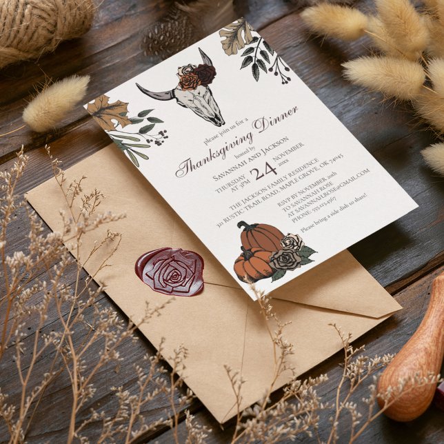 Invitation Vache de Thanksgiving Ouest Crâne d'automne moisso (Elegant Thanksgiving Cow Skull White Invitation. Hand-Drawn Cow Skull, Horns, Roses & Fall Pumpkins.)
