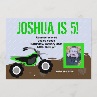Invitation verte d'anniversaire de vélo de saleté