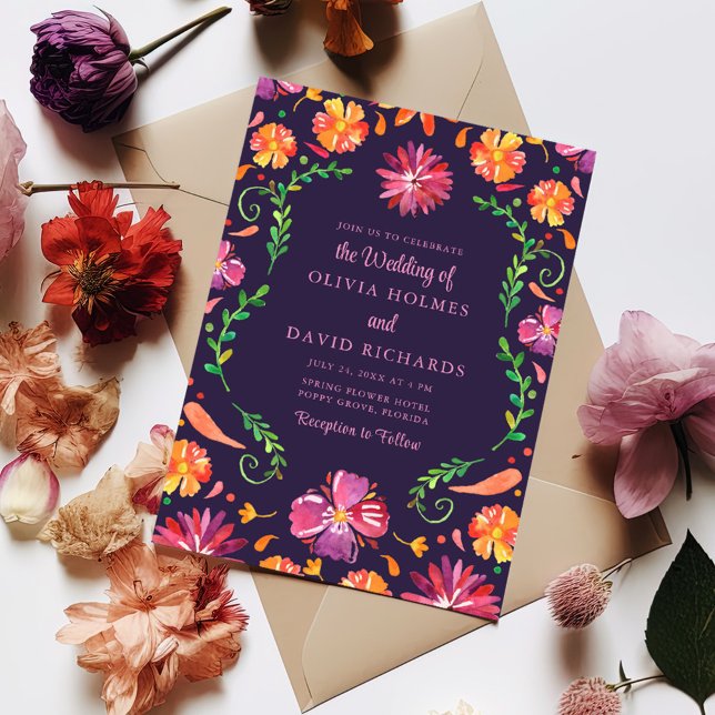 Invitation Violet mexicain vibrant Floral Fiesta Mariage (Purple Mexican Vibrant Floral Fiesta Wedding Invitation on a table surrounded with flowers.)
