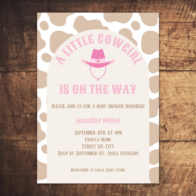 Invitation Western Cowgirl Cow Imprimer Baby shower fille (cowgirl western baby girl shower invitation beige cow print cowboy hat arch baby pink)