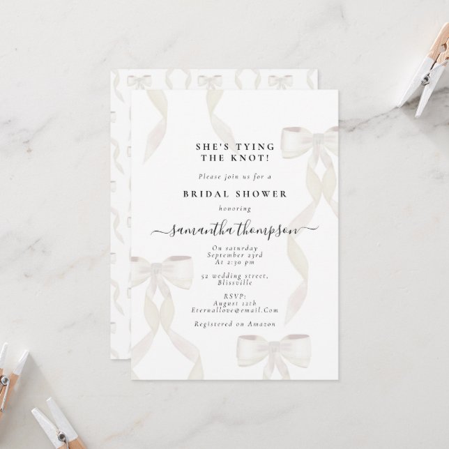 Invitation White Bow She's Tying the Knot Fête des mariées Pa (Devant/Arrière en situation)